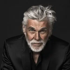 Stijlvol voorbeeld van een zwart heren trouwpak op maat, bekijk de volledige collectie op onze specifieke herenpagina