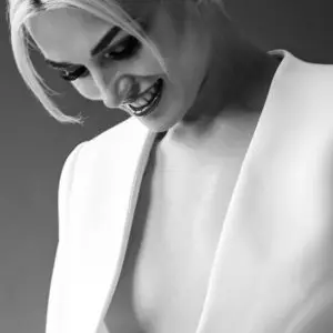 Wit Maatwerk trouwpak voor dames door Your Tailor, een uniek alternatief voor de traditionele bruidsjurk