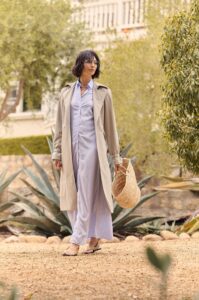 Dames steenkleurige trench coat met blauw-groen gesteepte blousejurk SS 2026