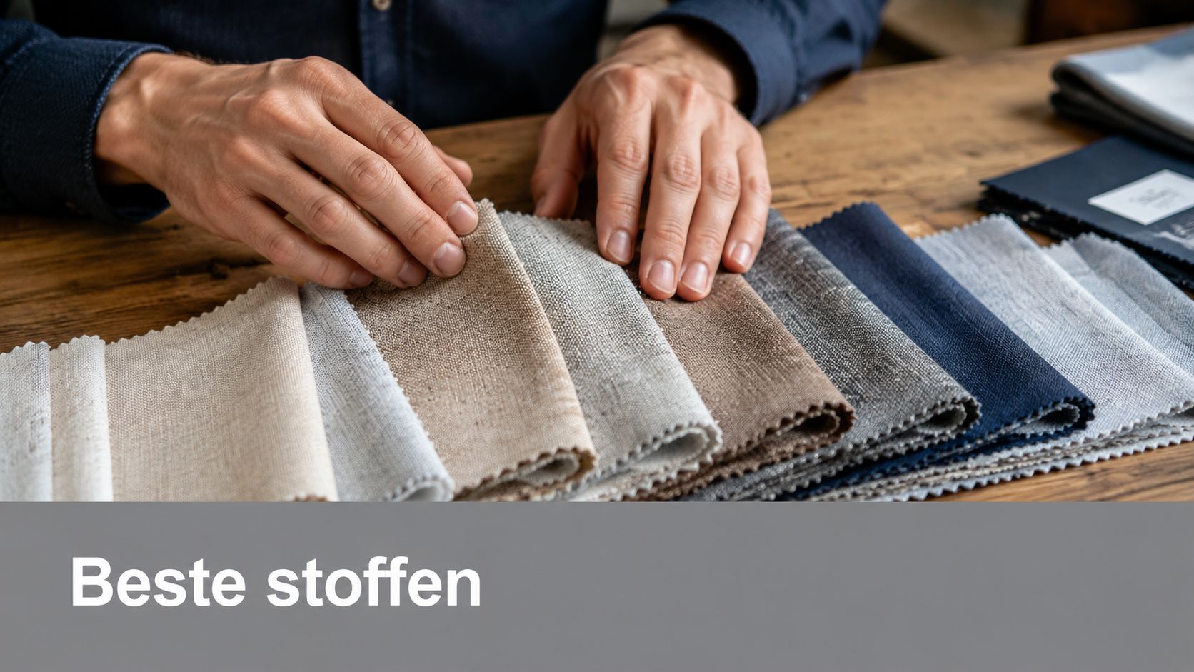 Iemand kiest stoffen voor een op maat gemaakt damespak uit verschillende kleuren en texturen op tafel.